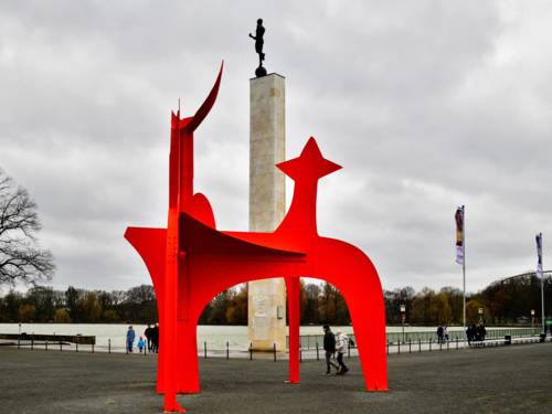 Das Kunstwerk Hellebardier, eine rote Stahlkonstruktion, am Nordufer des Maschsees.